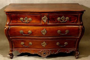 Commode bordelaise en acajou massif sculpt&eacute;e et galb&eacute;e toutes  faces Bordeaux XVIIIe